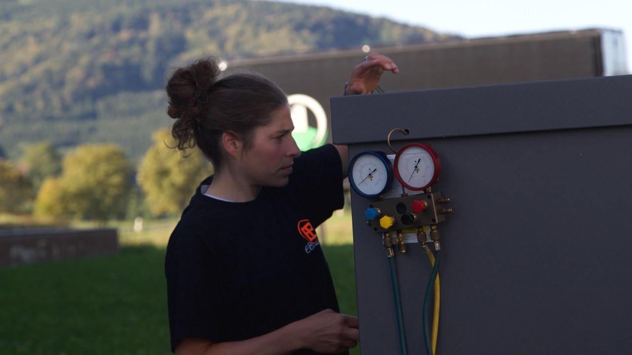 Elisabeth Brandau bei der Arbeit an einer Wärmepumpe